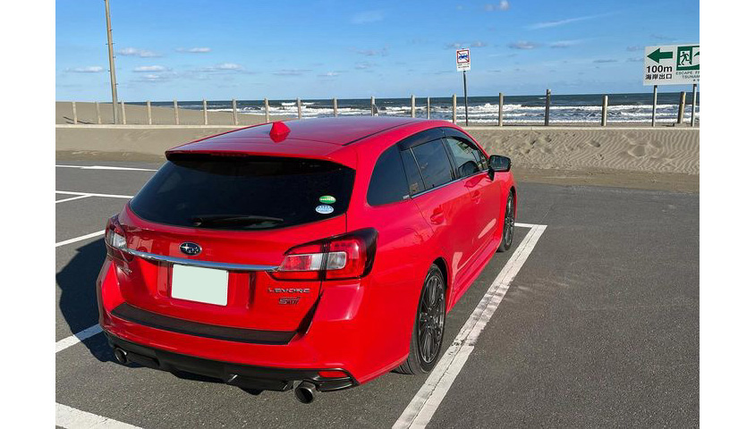 スバル・レヴォーグと青空