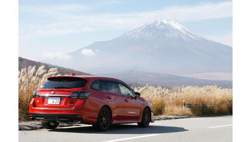 スバル・レヴォーグと富士山