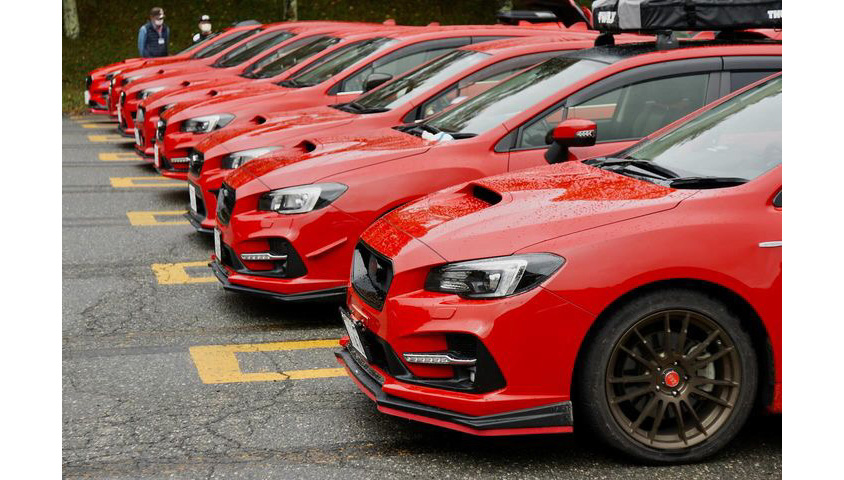 赤いスバル・レヴォーグが並んだオフ会