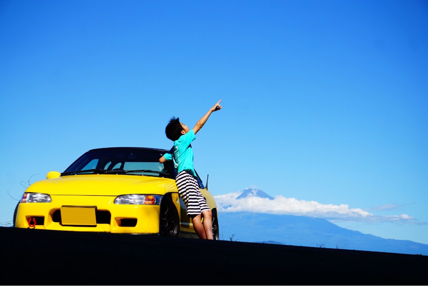 ホンダ・ビートと空を指さす子供