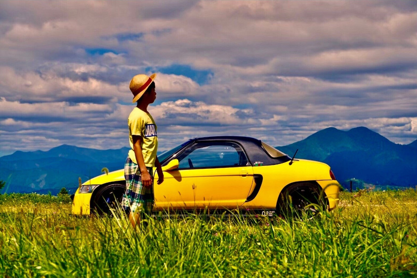 ホンダ・ビートと夏の草原と子供