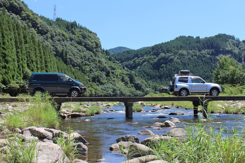 三菱・デリカスペースギアで川を渡る様子