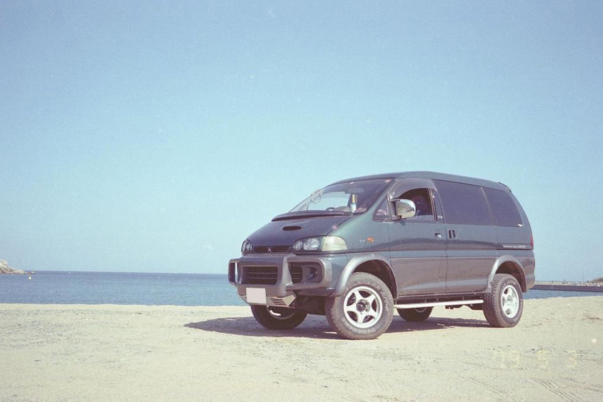 三菱・デリカスペースギアと海と砂浜