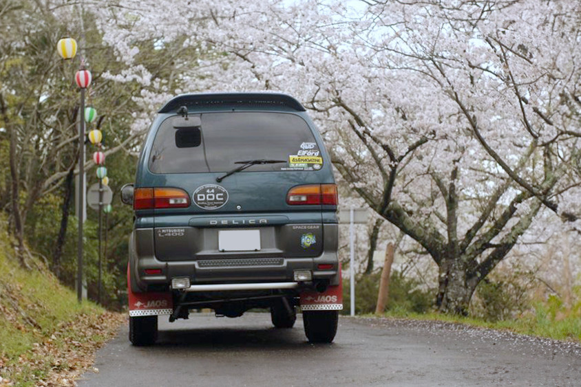 三菱・デリカスペースギアと桜並木