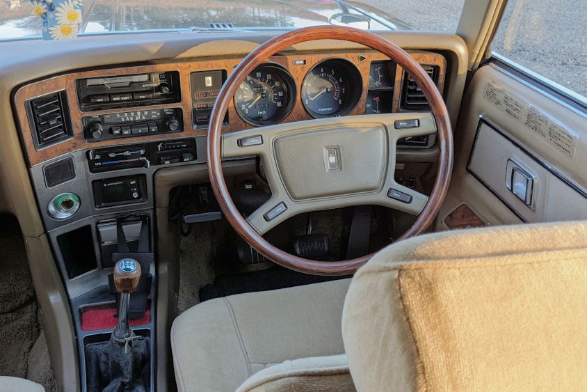 トヨタ・クラウン(MS105)の運転席