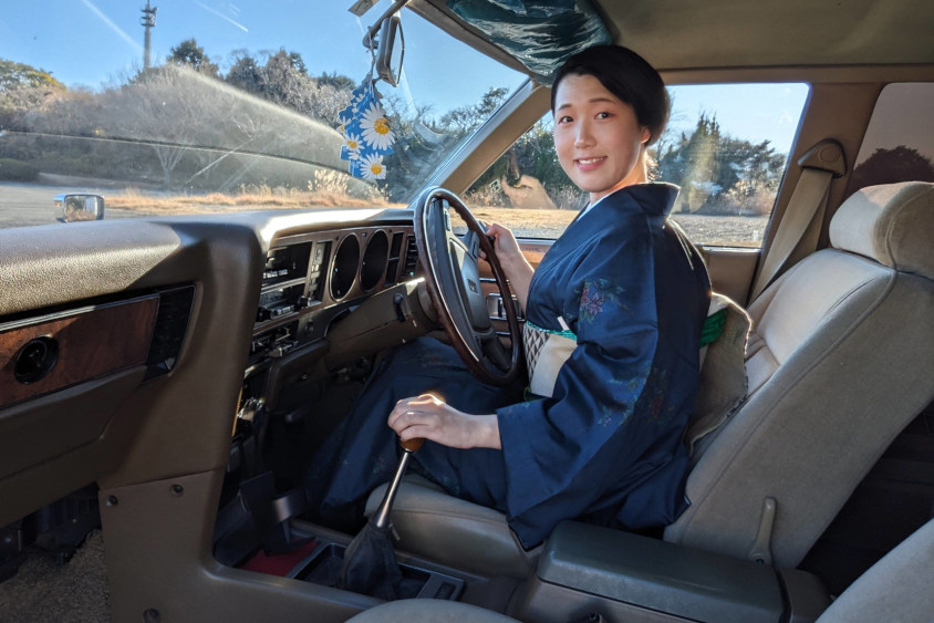 トヨタ・クラウン(MS105)の運転席に座るびーとんさん