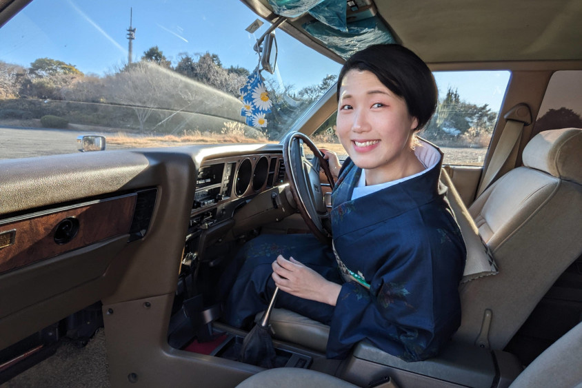 トヨタ・クラウン（MS105）と運転席で笑顔を見せるびーとんさん