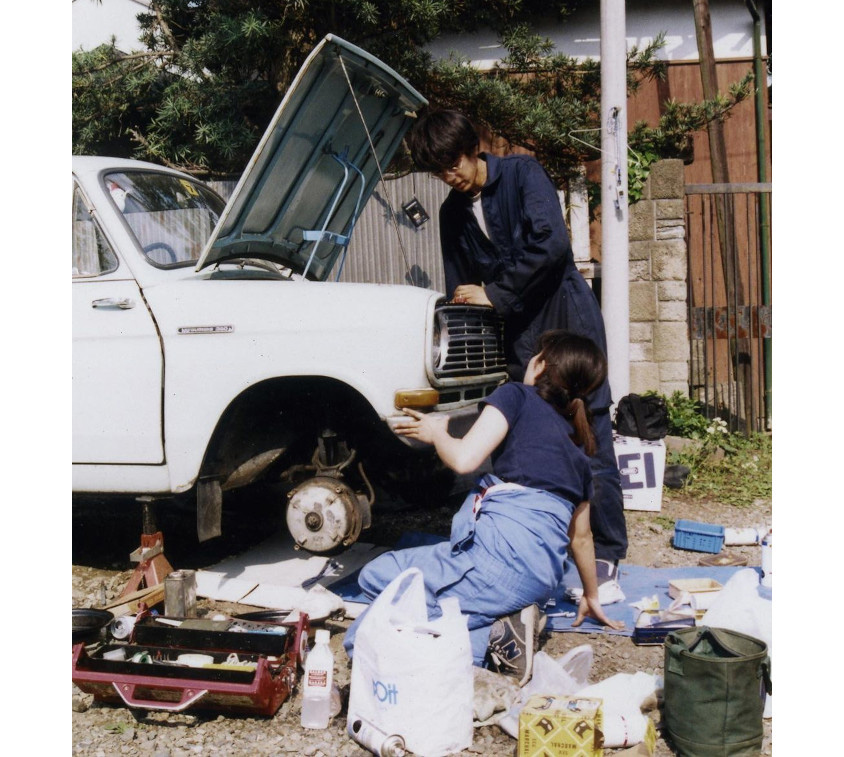 夫婦で三菱360を修理している様子