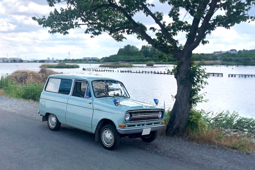 三菱360と湖と印象的な木