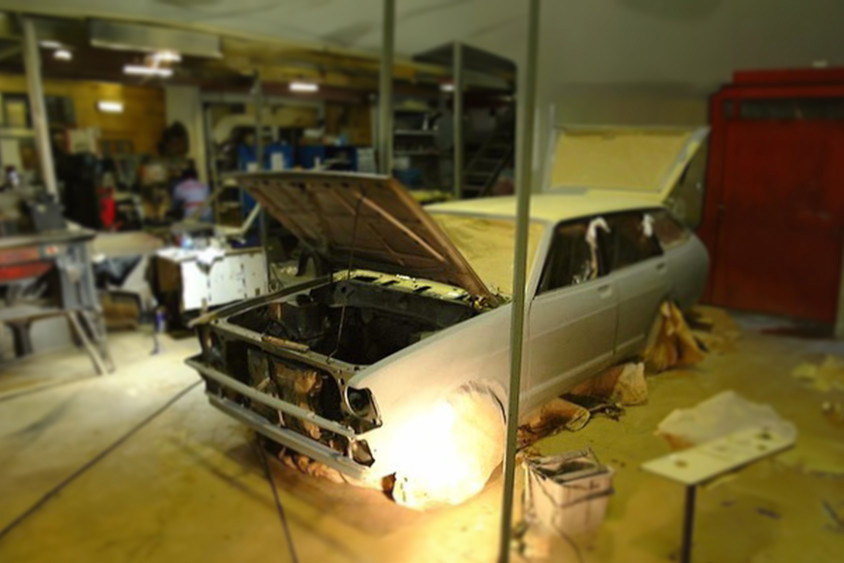 塗装中の日産・サニーカリフォルニア（B310）