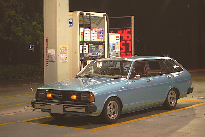 ガソリンスタンドの日産・サニーカリフォルニア（B310）