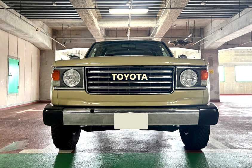 トヨタ・ランドクルーザー（100系の60系カスタム）の丸目のヘッドライト