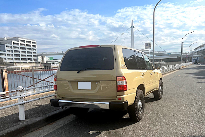 トヨタ・ランドクルーザー（100系の60系カスタム）のリアと青空