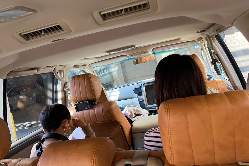 トヨタ・ランドクルーザー(100系の60系カスタム)に乗るご家族