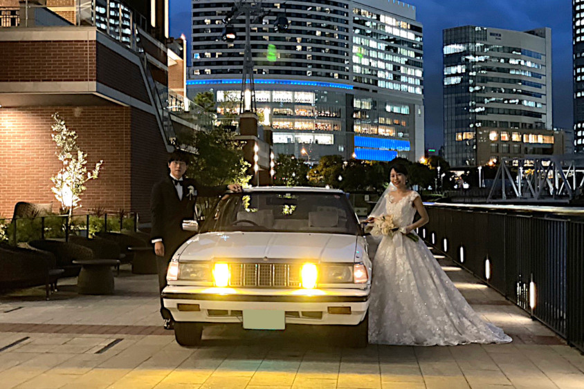 トヨタ・クラウン（GS121）と横浜での夫婦の記念撮影