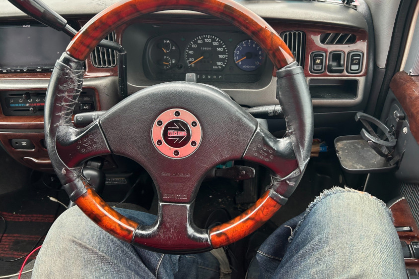 ダイハツ・アトレーカスタムの運転席