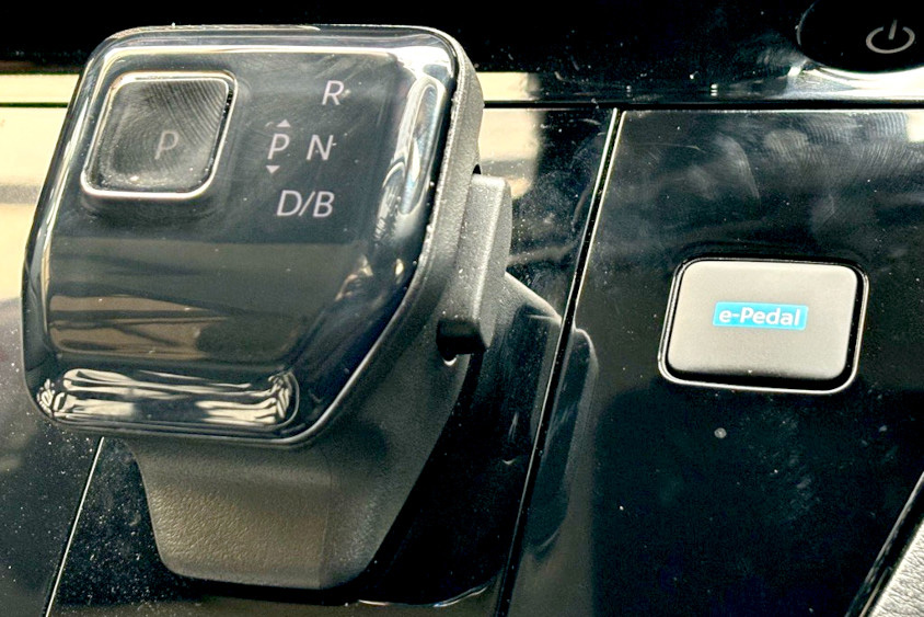日産・サクラのシフトノブとe-Pedalスイッチ