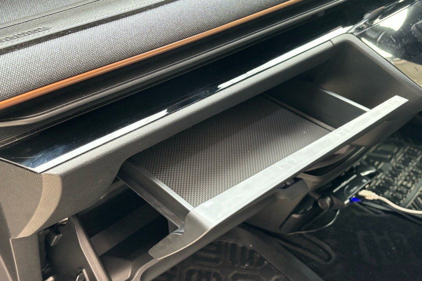 日産・サクラのグローブボックス