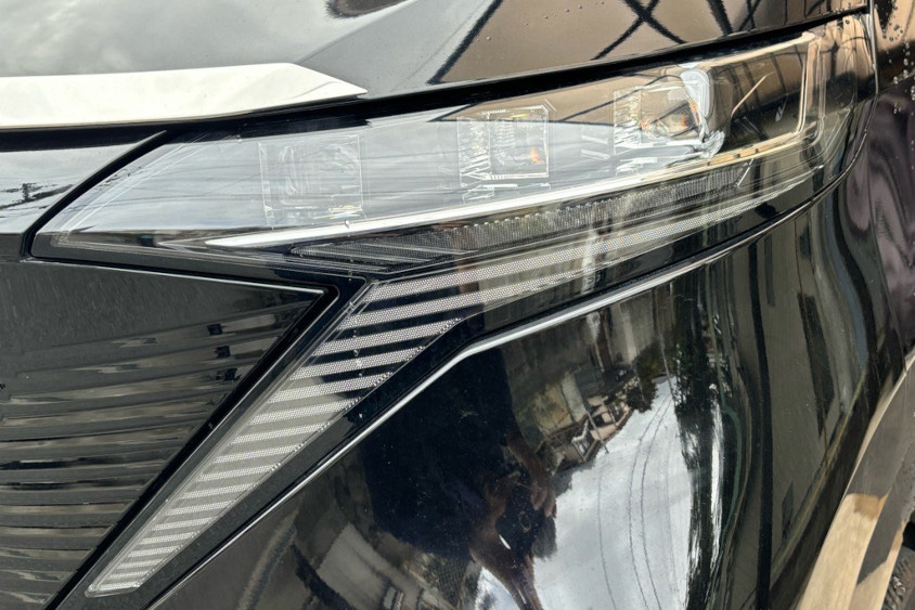 日産・サクラのヘッドライト