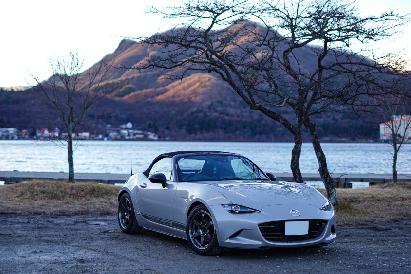 マツダ・ロードスター（ND）と湖と山