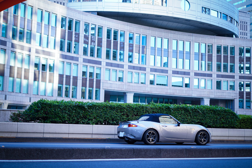 マツダ・ロードスター（ND）と新宿都庁