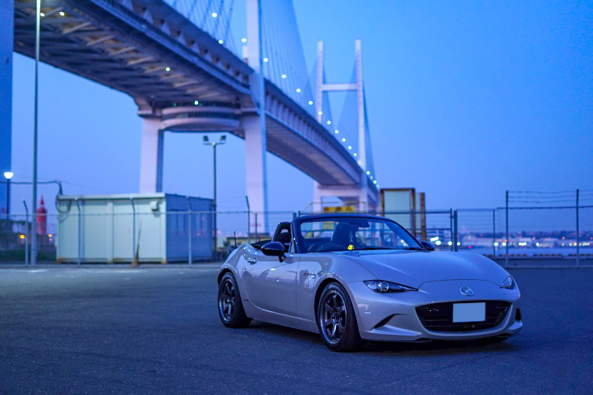 マツダ・ロードスター（ND）夜の橋