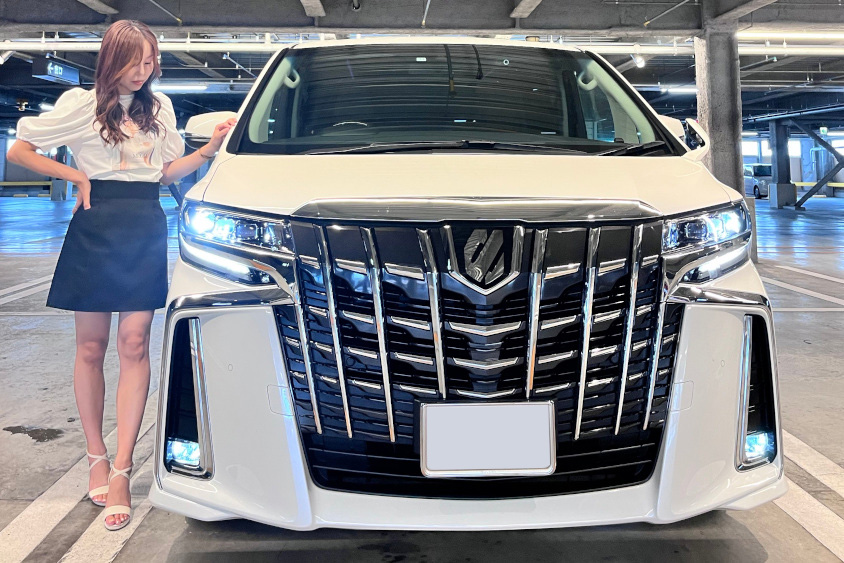 立体駐車場でのトヨタ・アルファード
