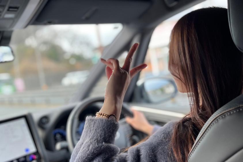 トヨタ・アルファードを運転するオーナーさん