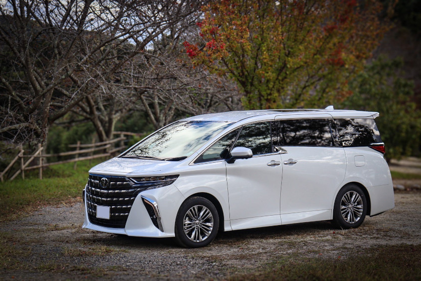 トヨタ・アルファードと紅葉