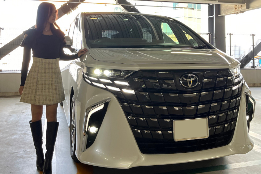 トヨタ・アルファードの横に立つオーナーさん