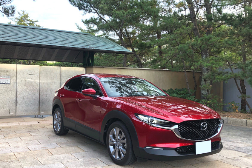 マツダ・CX-30と和風の門