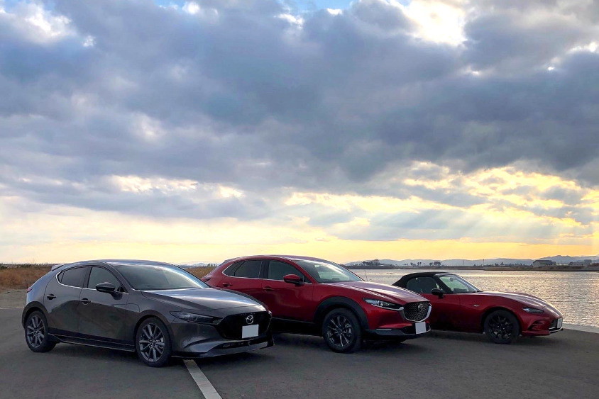 マツダ・CX-30と海と仲間