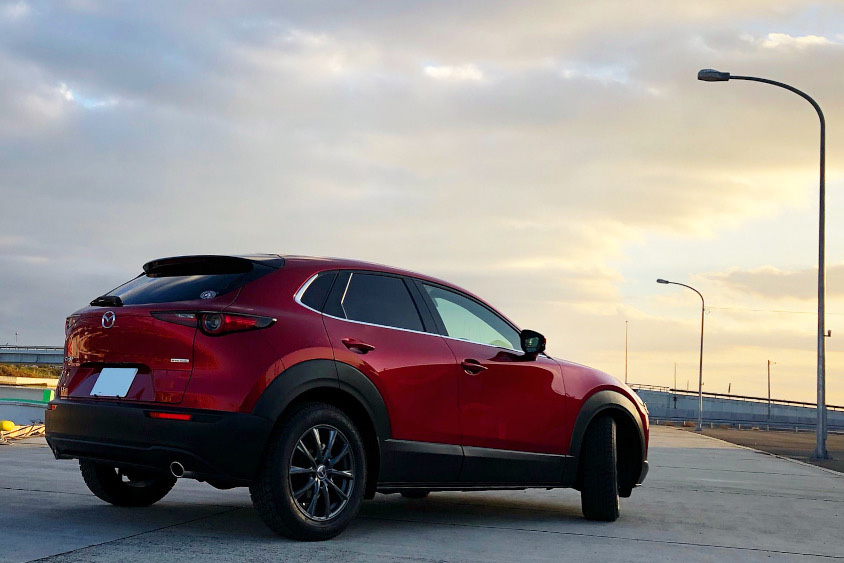 マツダ・CX-30の海岸近くの夕日