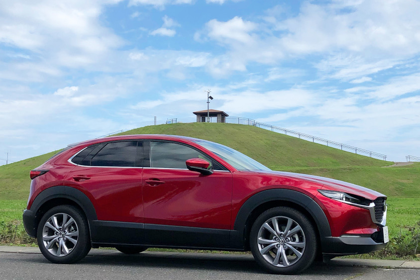 マツダ・CX-30と小高い丘