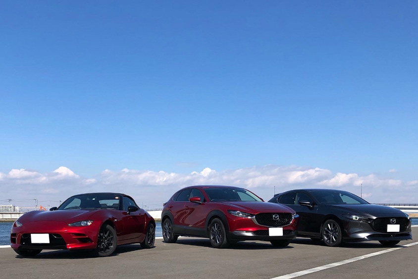 マツダ・CX-30と海と青空