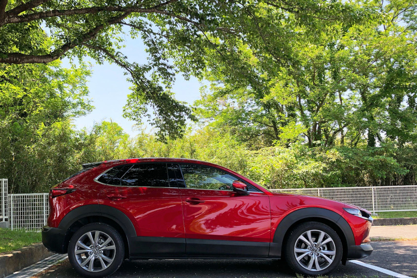 マツダ・CX-30のドアの映り込み