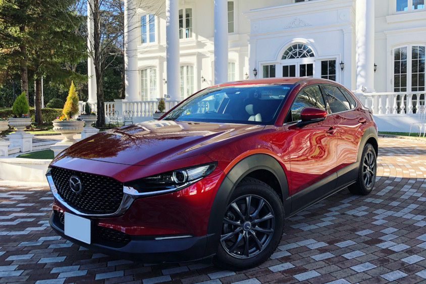 マツダ・CX-30と洋風の建物