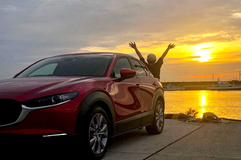 マツダ・CX-30と夕日とオーナーさん