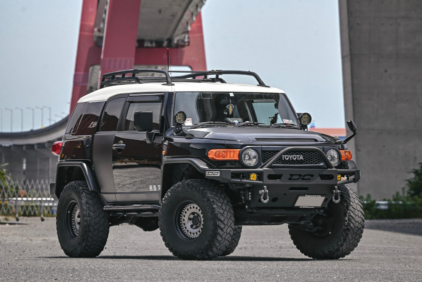 トヨタ・FJクルーザーと橋