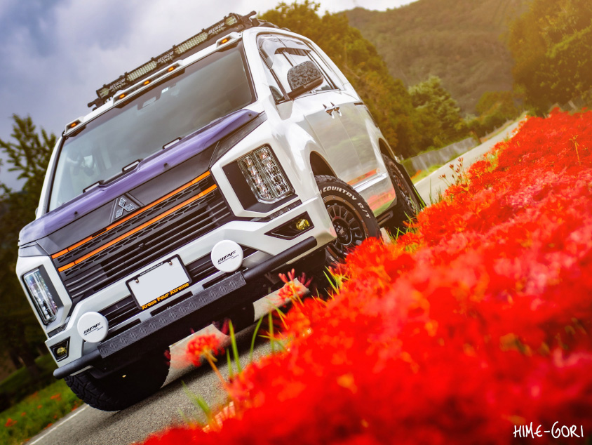 三菱・デリカD:5と赤い花