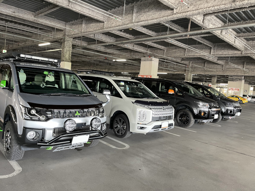三菱・デリカD:5が集まった立体駐車場