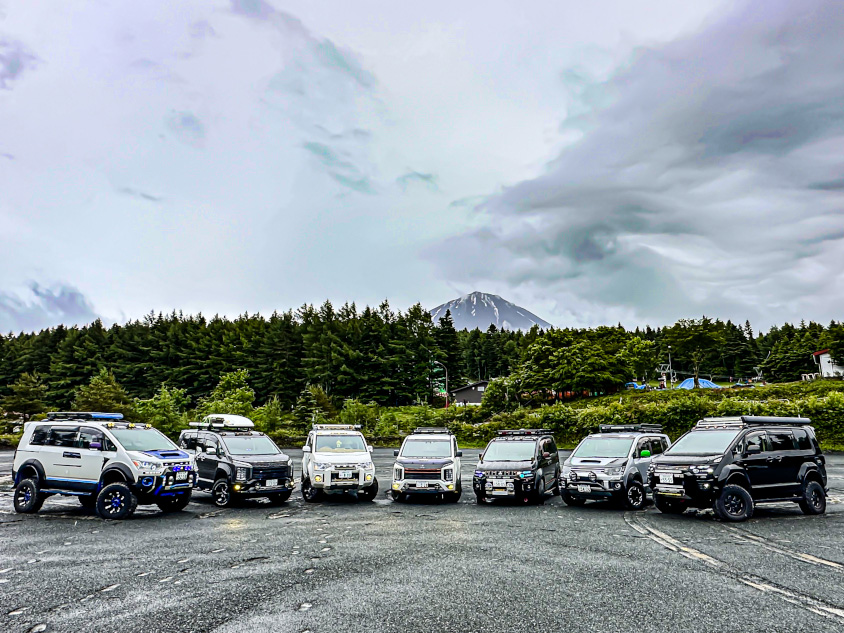 三菱・デリカD:5のチームと富士山の記念撮影