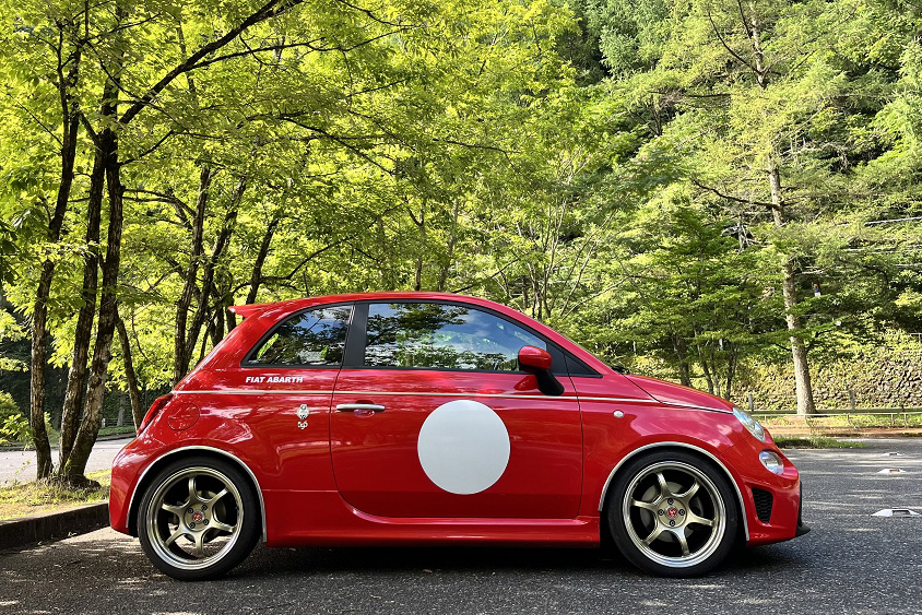 ゼッケンサークルが印象的なアバルト595