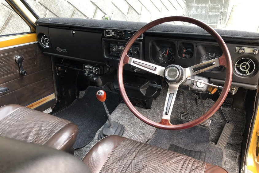 510ブルーバードクーペの運転席