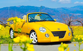 黄色いダイハツ コペンといつも一緒。ライフスタイルの変化をともに歩んだ最高の親友