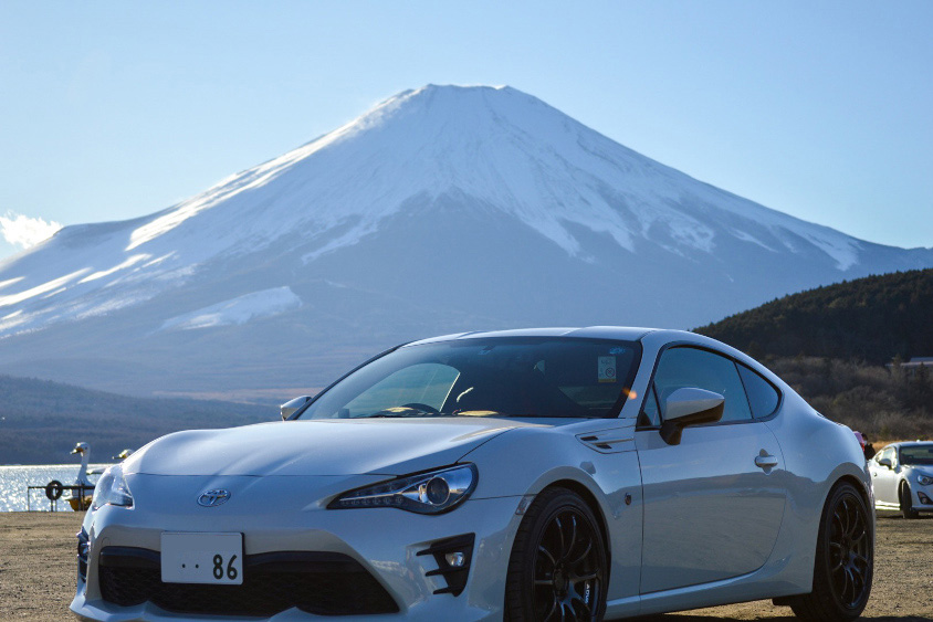 トヨタ・86と富士山