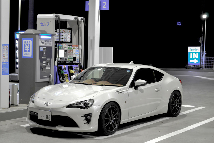 ガソリンスタンドのトヨタ・86