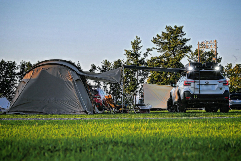 スバル・アウトバックのリアとテント