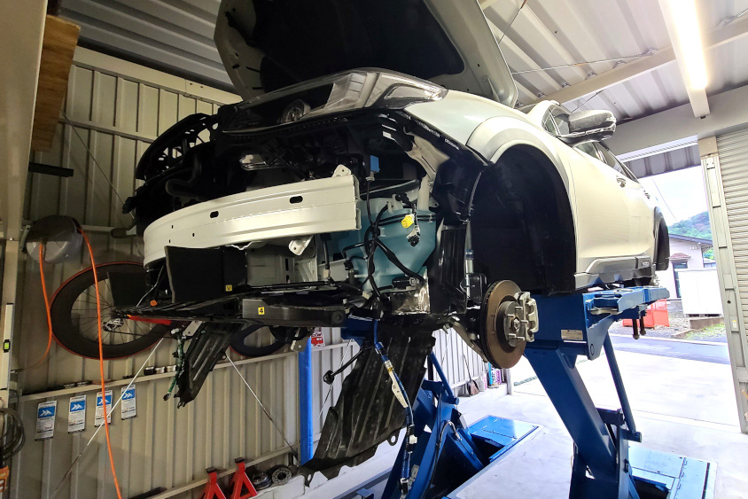 スバル・アウトバックのガレージのリフト