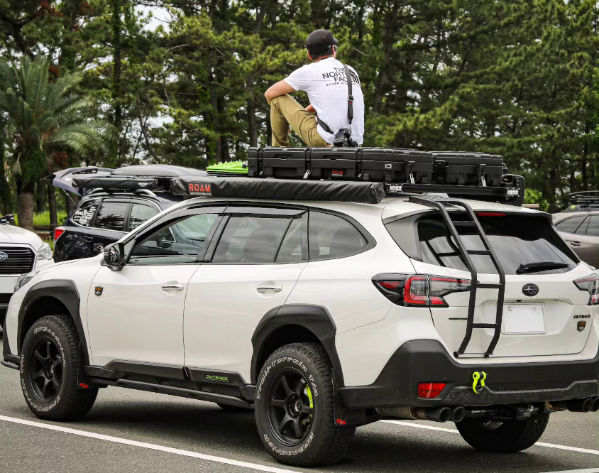 スバル・アウトバックのルーフラックに乗るオーナーさん